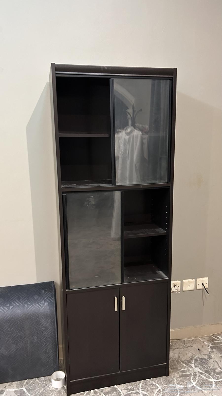 للبيع طاولة تلفزيون و دولابين ( السعر على السوم )64597458936835113