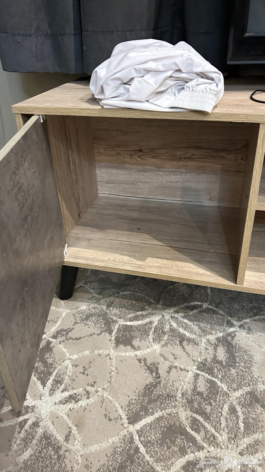 للبيع طاولة تلفزيون و دولابين ( السعر على السوم )64597458936835111