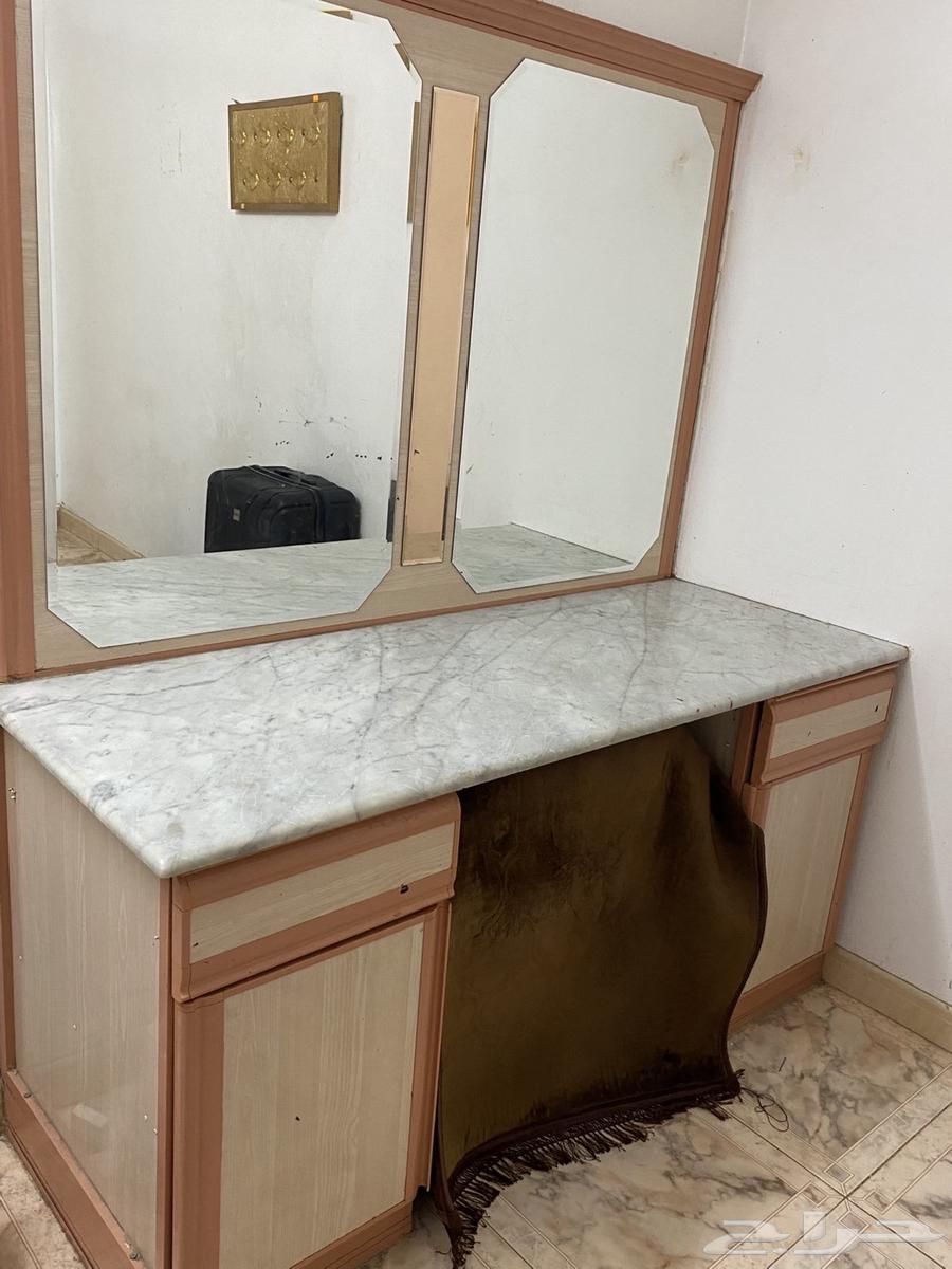 دولاب وتسريحة للبيع300 ريال64598033437826113