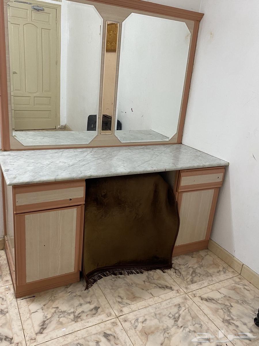 دولاب وتسريحة للبيع300 ريال64598033437826114