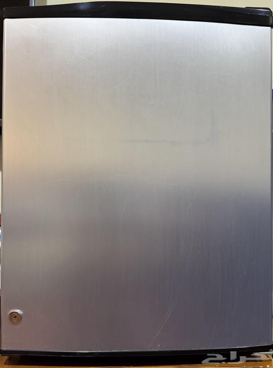 ثلاجة صغيرة هاير فضي واسود وثلاجة صغيرة اخرى ابيض64598904995073110