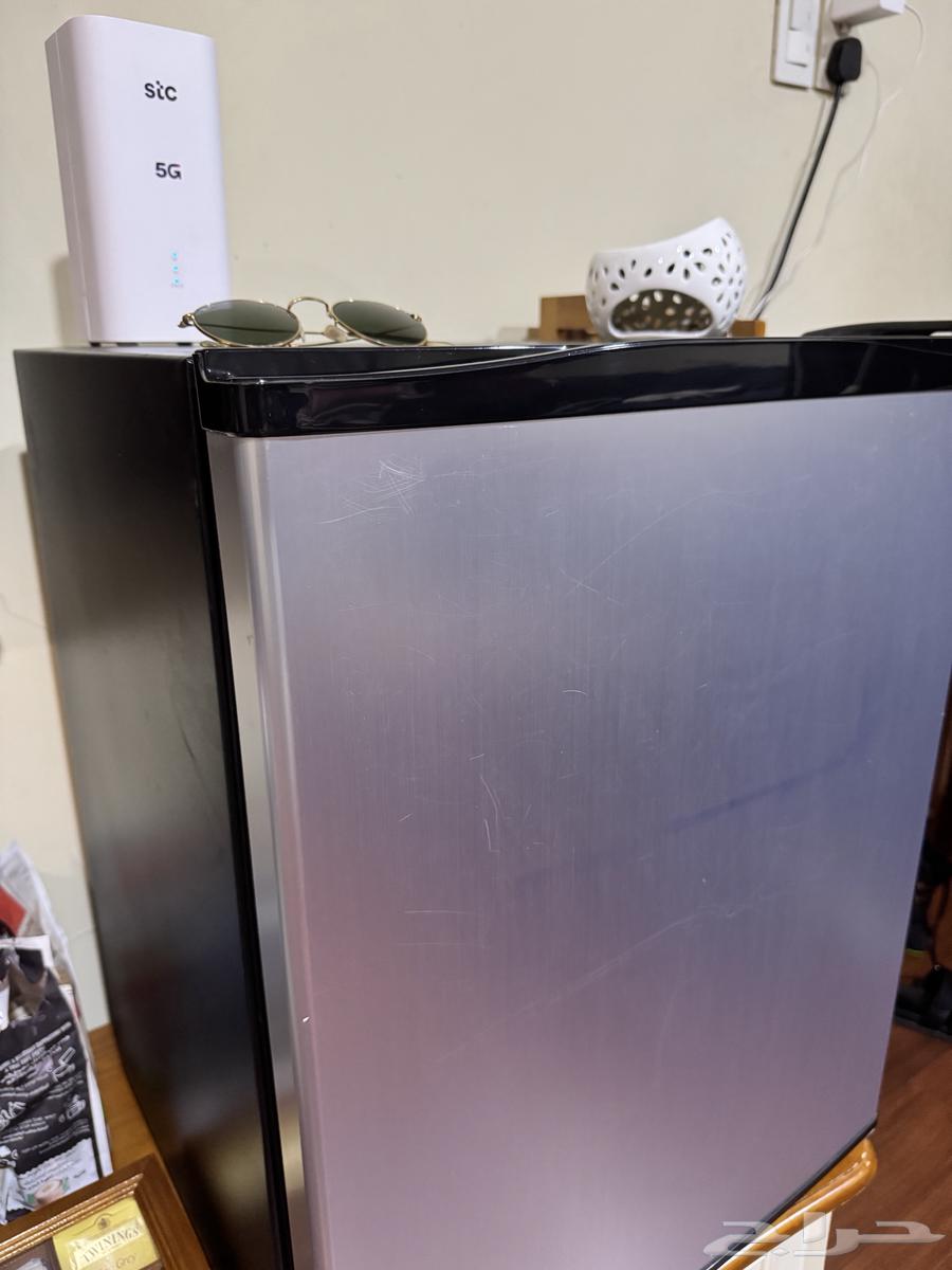 ثلاجة صغيرة هاير فضي واسود وثلاجة صغيرة اخرى ابيض64598904995073111