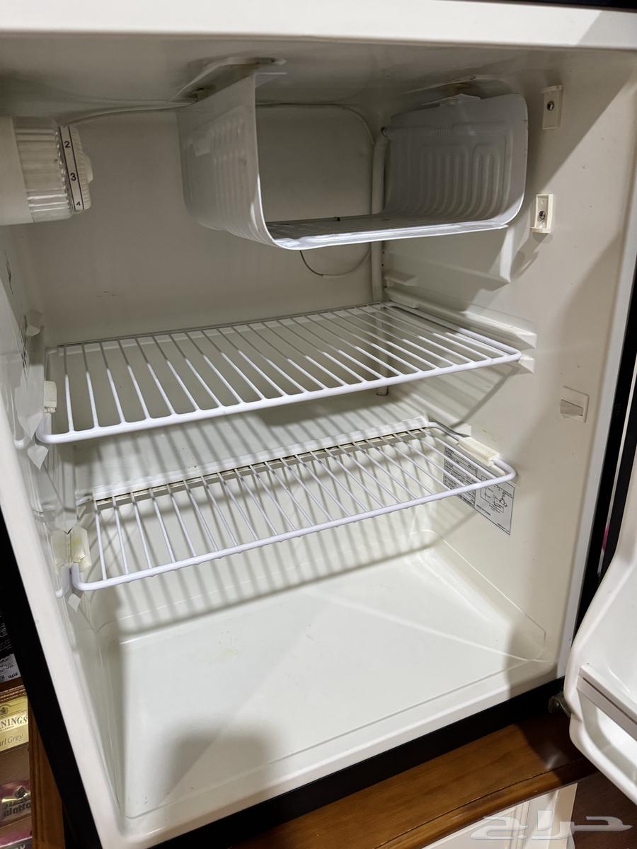 ثلاجة صغيرة هاير فضي واسود وثلاجة صغيرة اخرى ابيض64598904995073112