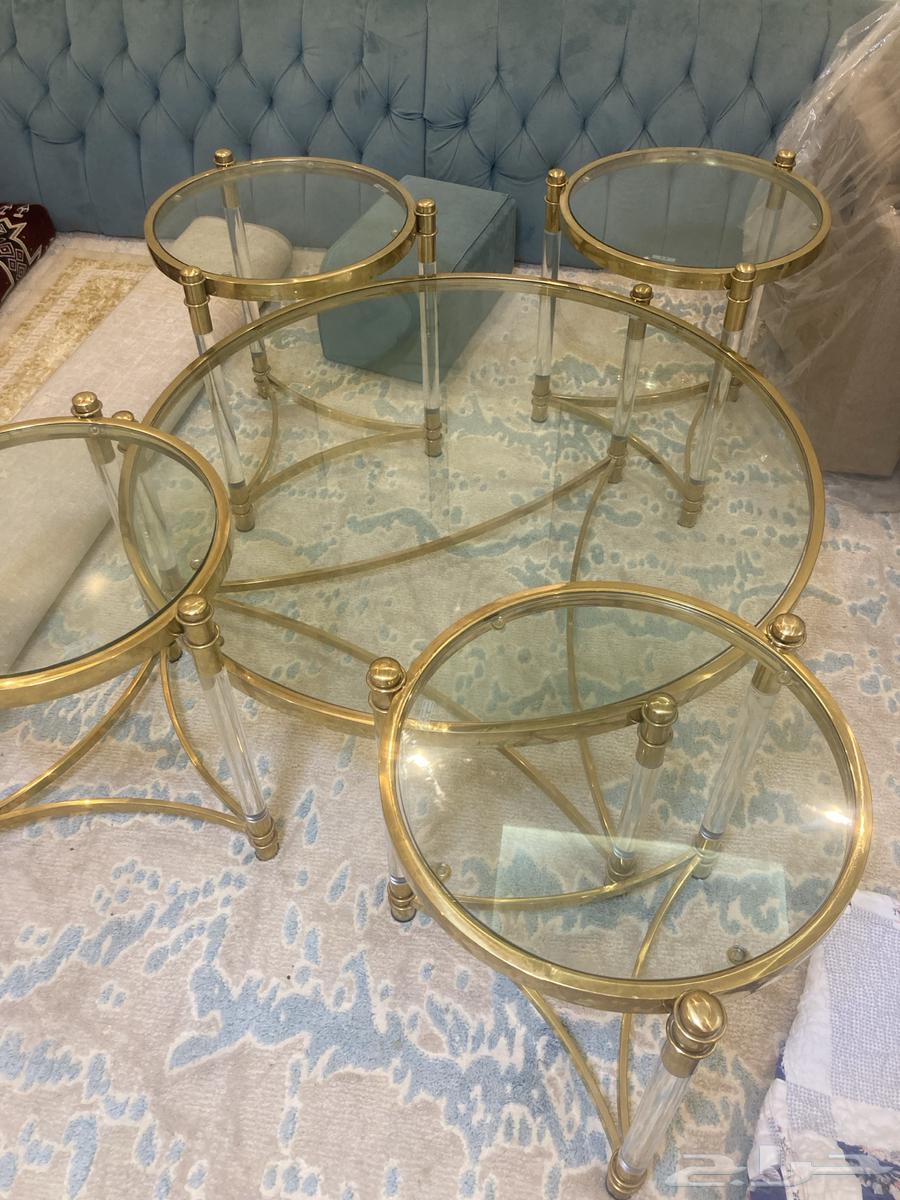 طاوله كبيره قزاز اطراف ذهبي مع اربع خدمه شبه جديده64598081882753110