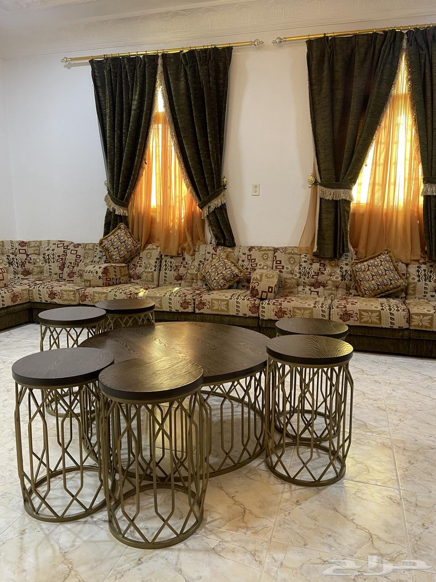 كنب مجلس مع طاولات ومكيفات والستائر64598536346241111