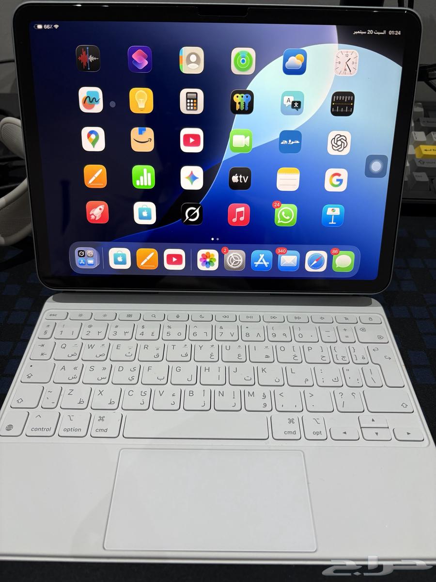 For sale iPad Air (M2) with original Apple keyboard at bargain price64544241217667111