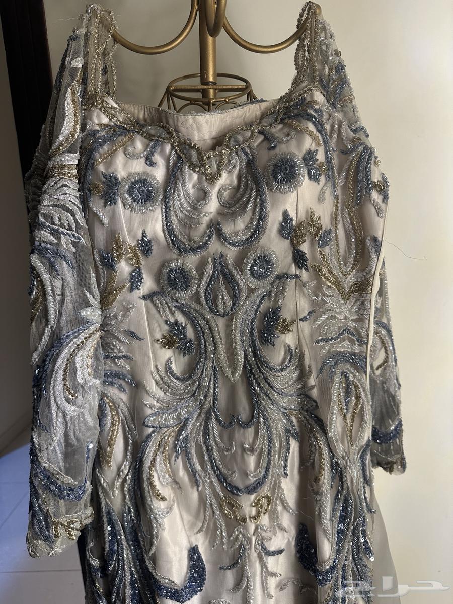 فستان للبيع نظيف جدا تصميم خاص كلف 1500 مع الديل يلبس L و M64584883863555113