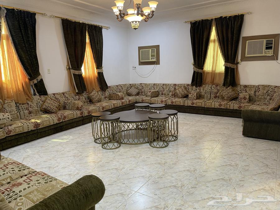 كنب مجلس مع طاولات ومكيفات والستائر64598536346241110