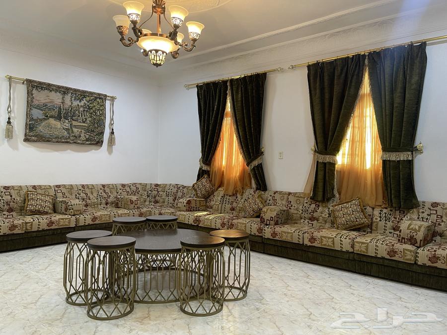 كنب مجلس مع طاولات ومكيفات والستائر64598536346241112