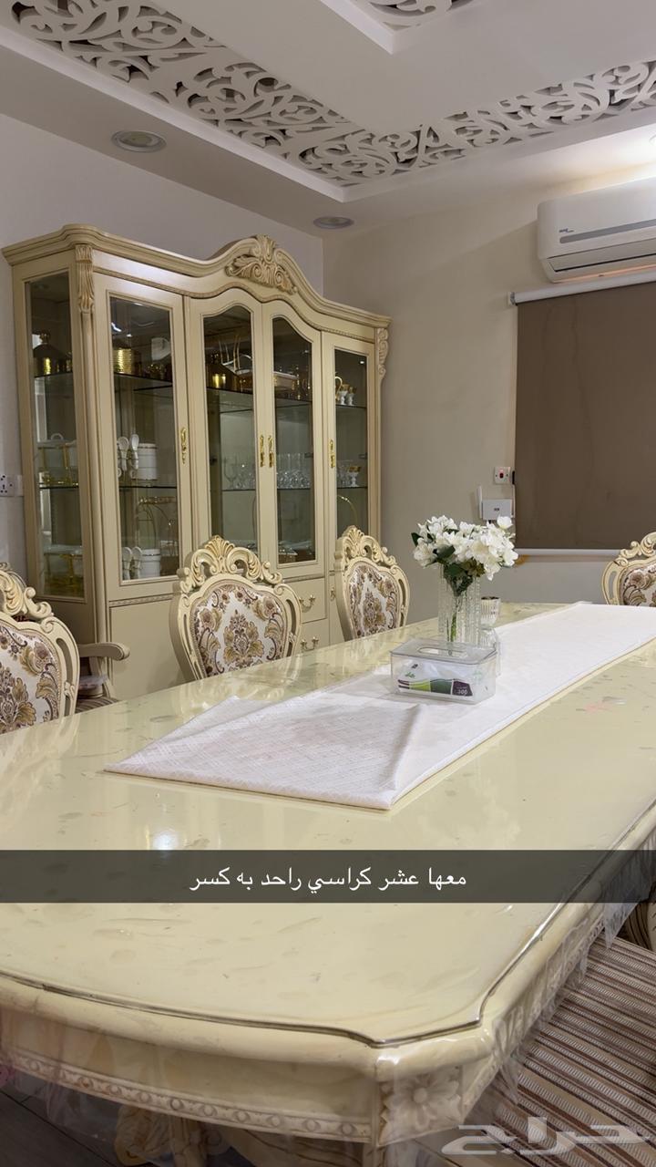 A new table, with a crack in only one chair, has been with me for a month64597175708418111