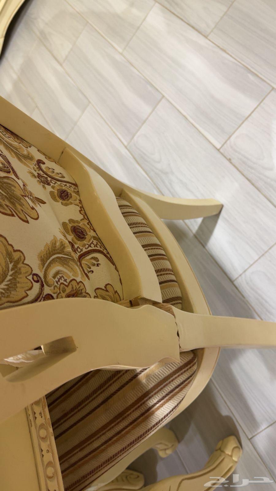 A new table, with a crack in only one chair, has been with me for a month64597175708418110