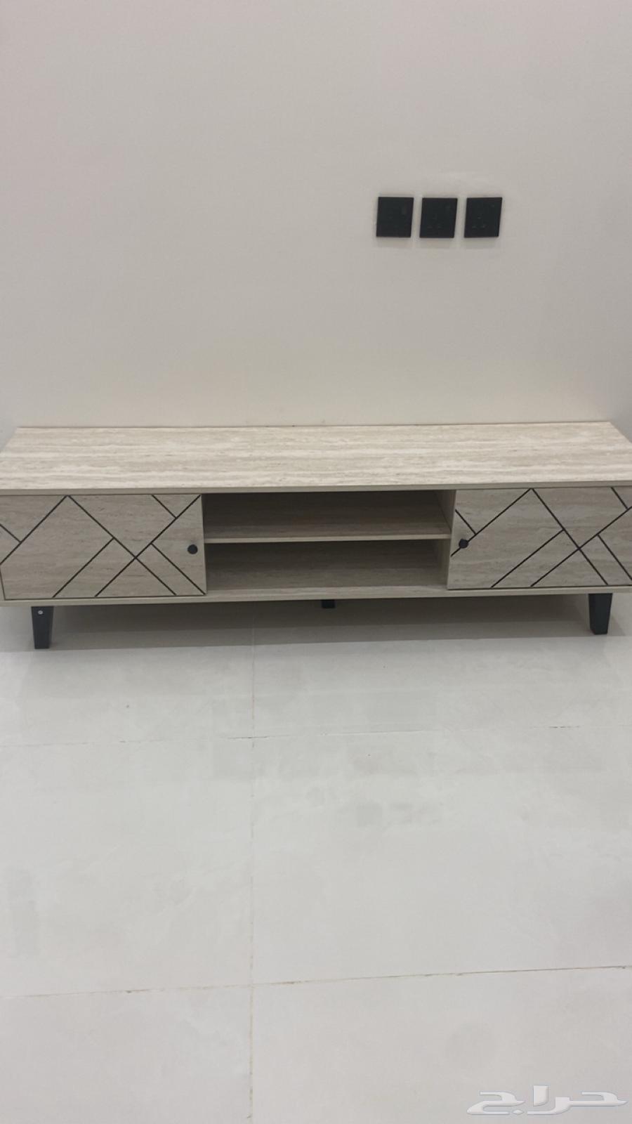 طاوله للبيع استعمال أسبوعين شاريها من راحتي البيع على السوم64609945641987114