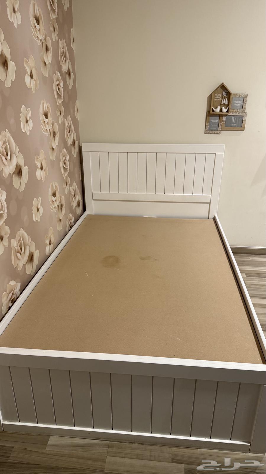 سريرين كبيره و مكتبين للبيع64611442507651110