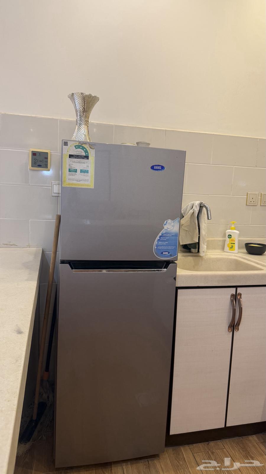 ثلاجة وميكرويف وبوتغاز وطاولة مع كراسيها للبيع64606910084993110