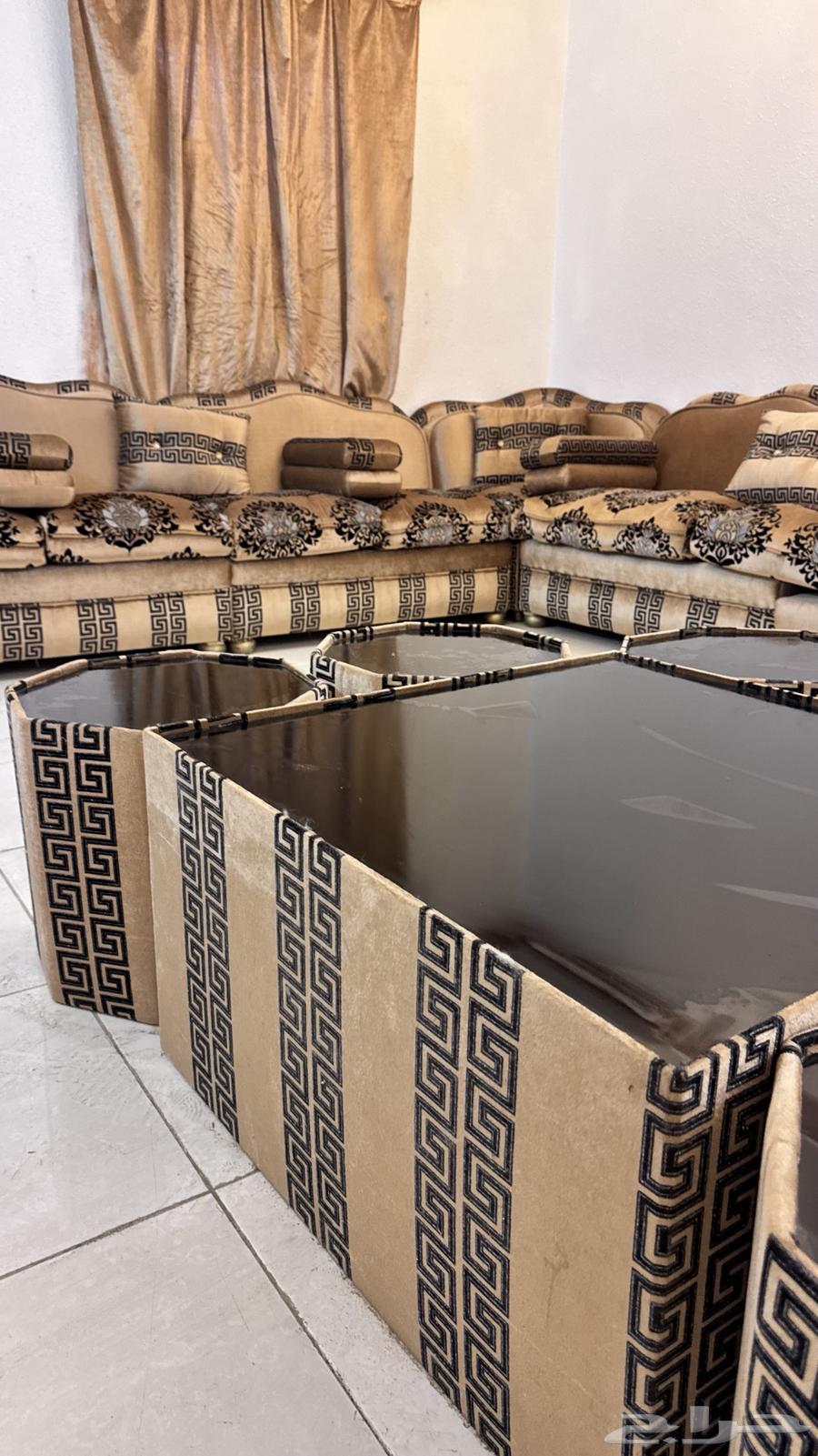 كنب كبير للبيع مع الطاولات والستاير للبيع المستعجل64612102874881113