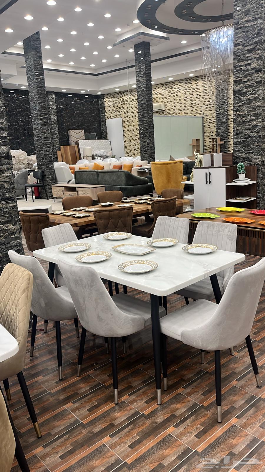 يوجد لدينا طاولات سفرة جودة عالية وسعر جيد64593814473987111