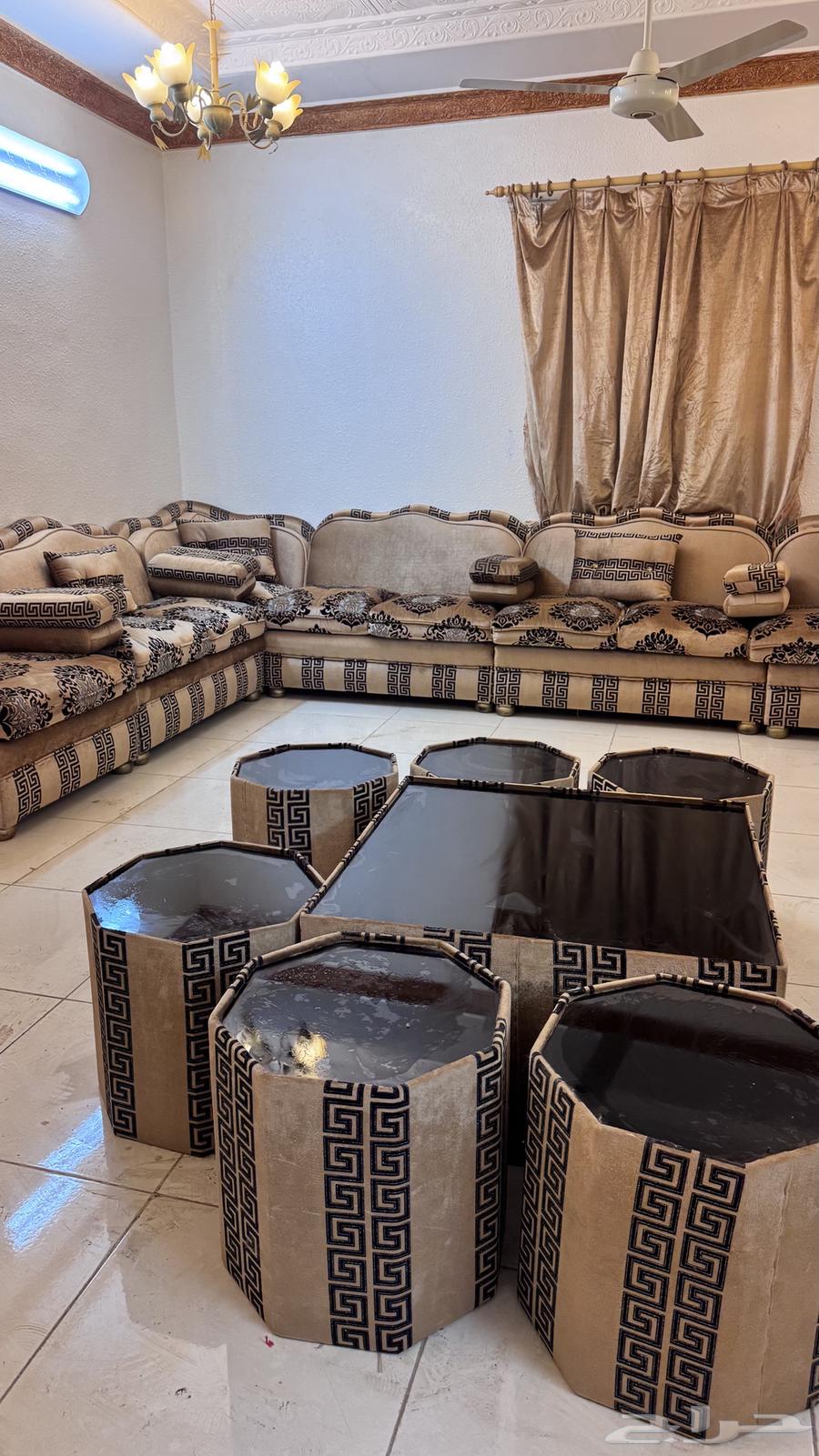 كنب كبير للبيع مع الطاولات والستاير للبيع المستعجل64612102874881110