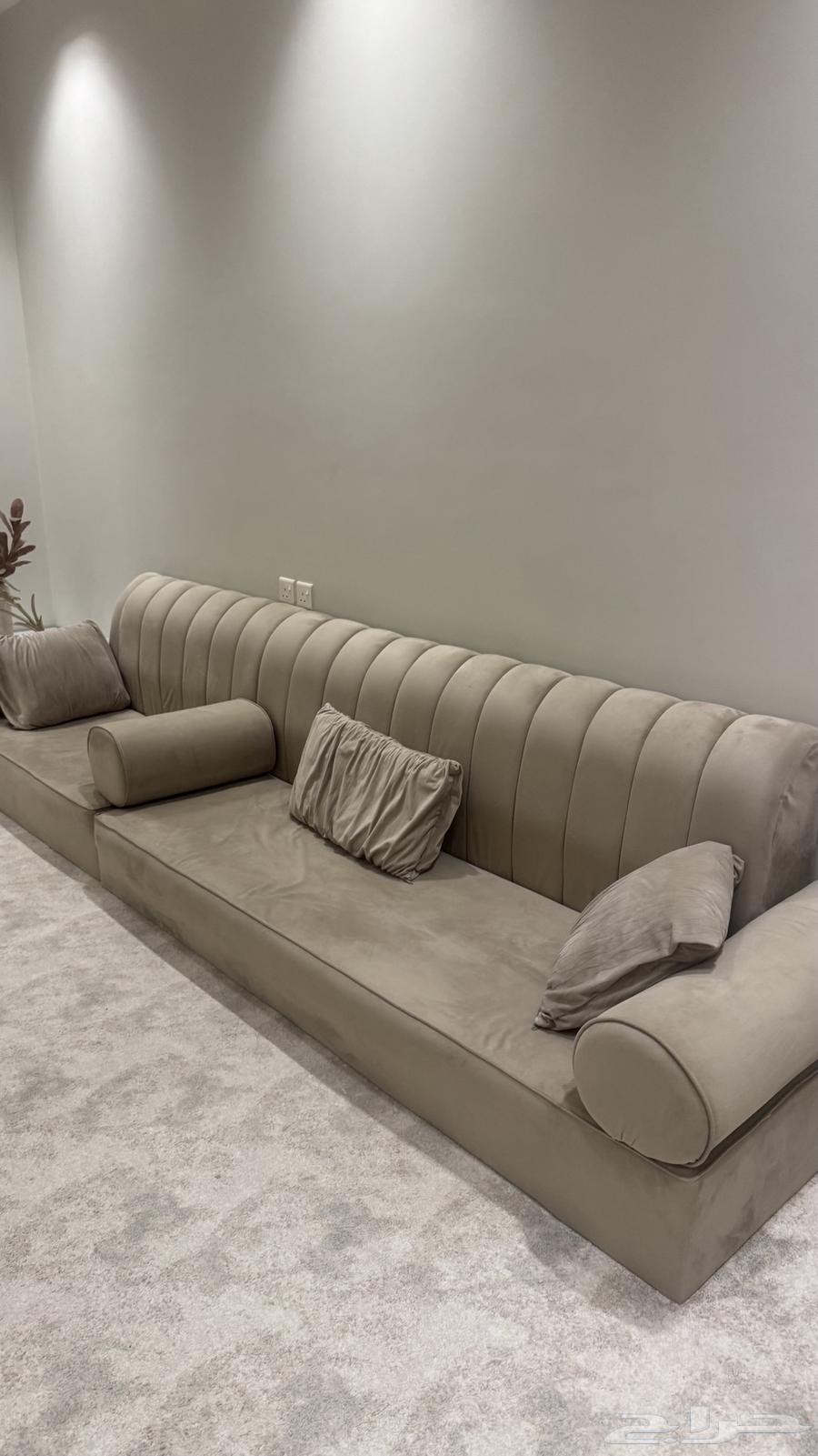 كنب أرضي جديد ونظيف للبيع مع الطاولات والستارة والسجادة64611229691265114