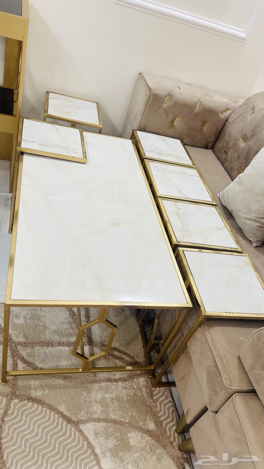 A large table, six small tables (nearly new), an entrance, a perfume basket, and a coffee basket64609883735553111