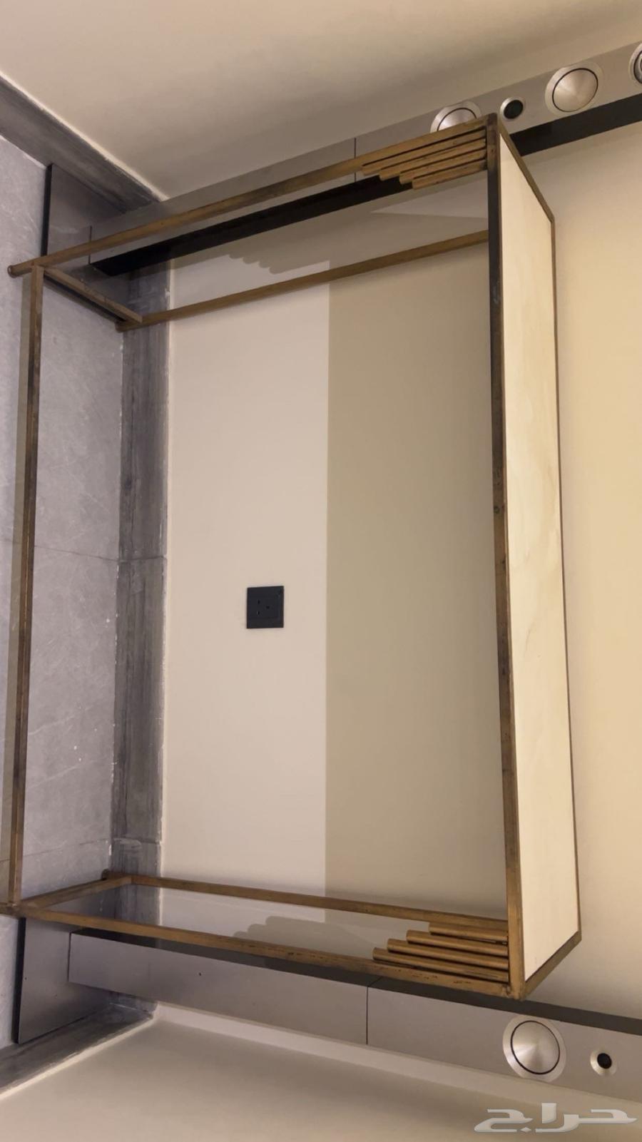 Screens, Table, and Entrance64607668883075112