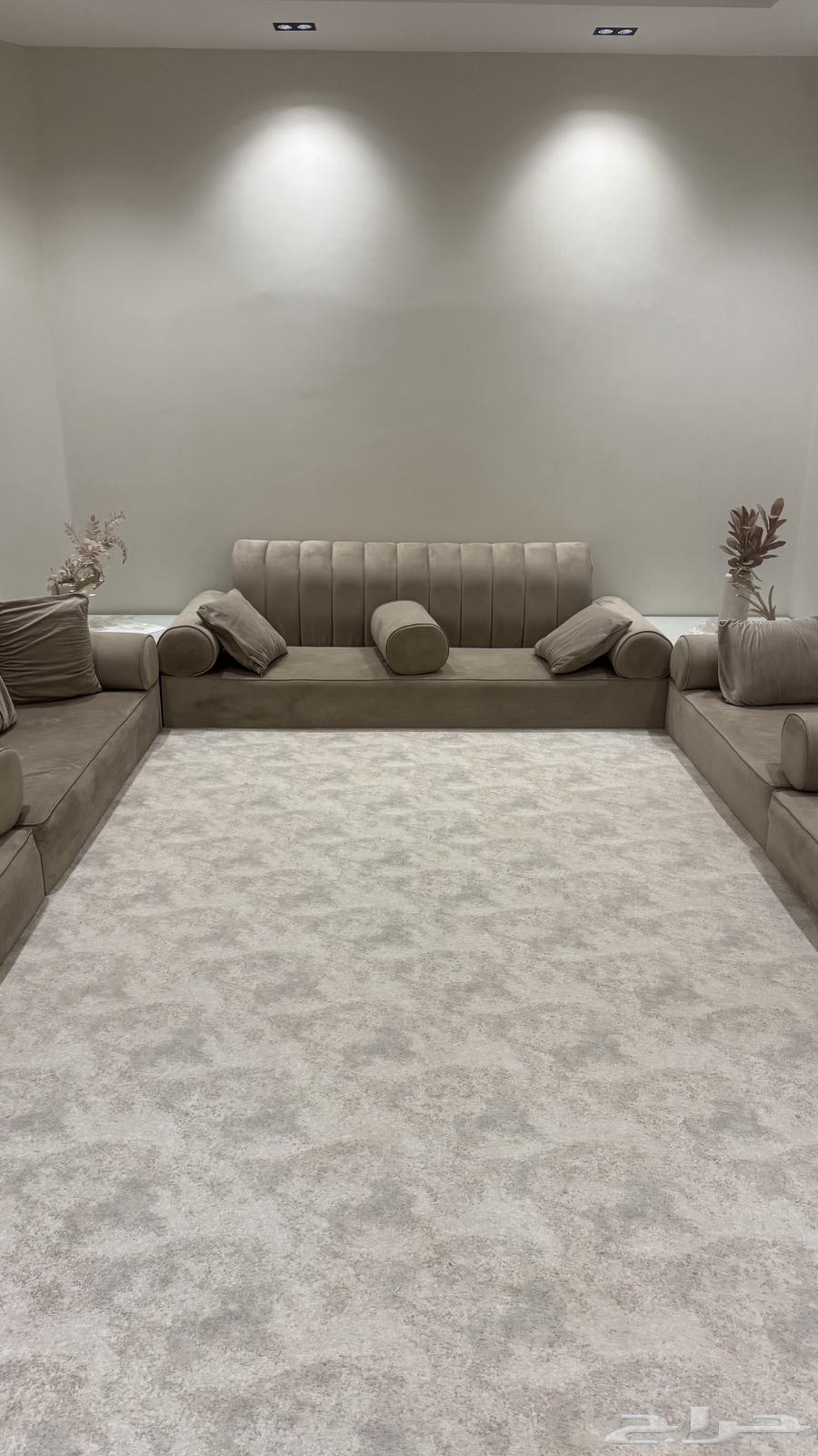 كنب أرضي جديد ونظيف للبيع مع الطاولات والستارة والسجادة64611229691265110