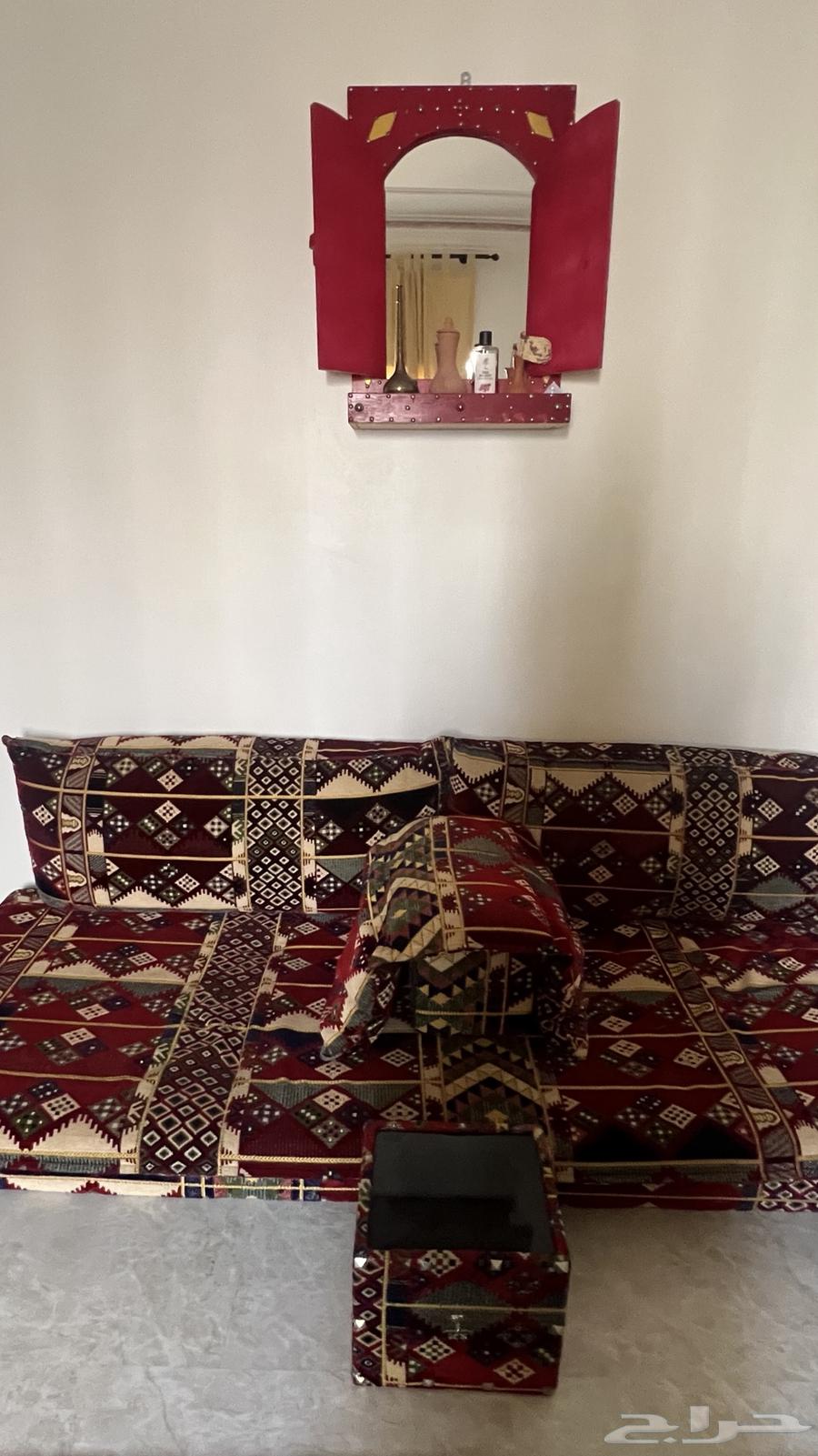 ثلاث قطع كامله نظيف لايوجد به اي عيوب مع دولاب مرايه ورفين64616222166403111