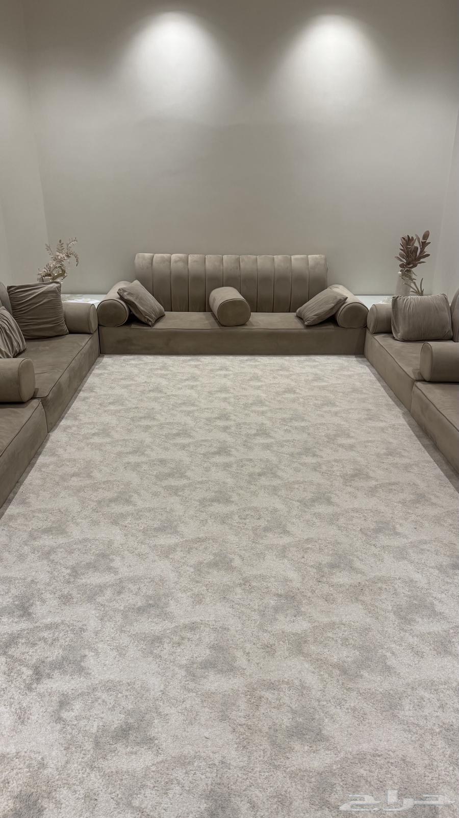 كنب أرضي جديد ونظيف للبيع مع الطاولات والستارة والسجادة64611229691265113