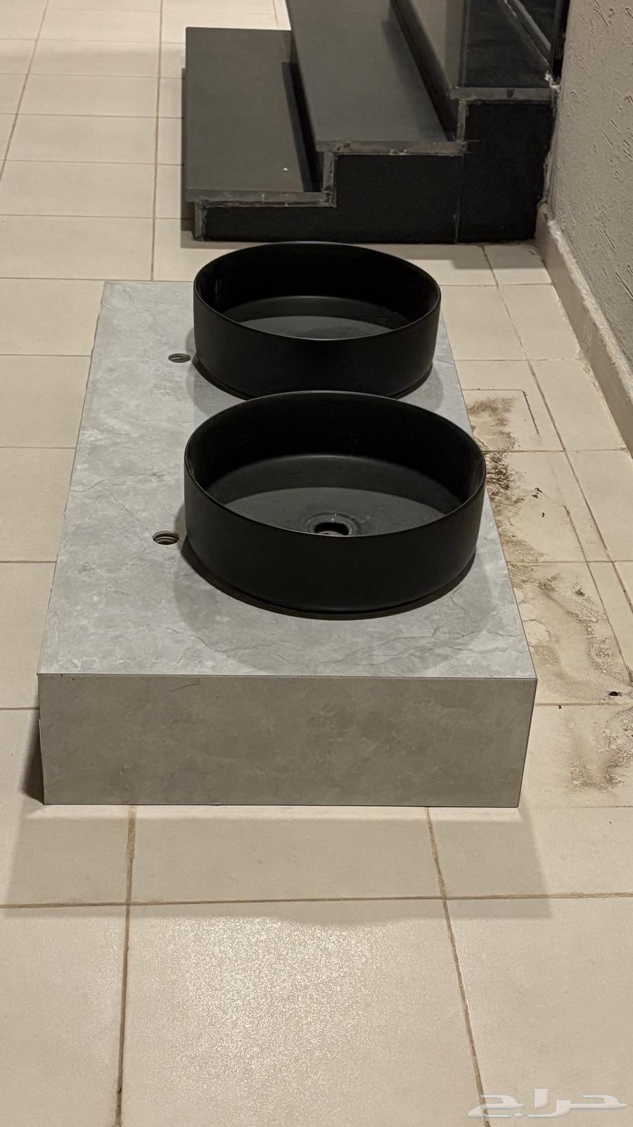 طقم طاولة ومغسلة للبيع بحالة جيدة64607545366658112