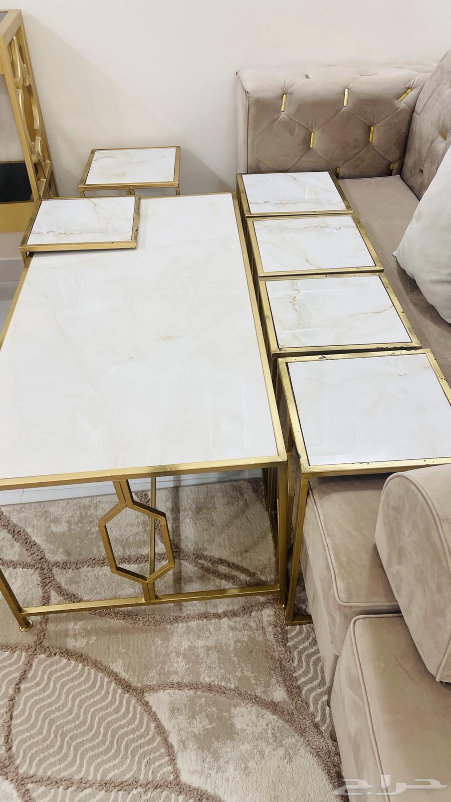 A large table, six small tables (nearly new), an entrance, a perfume basket, and a coffee basket64609883735553110