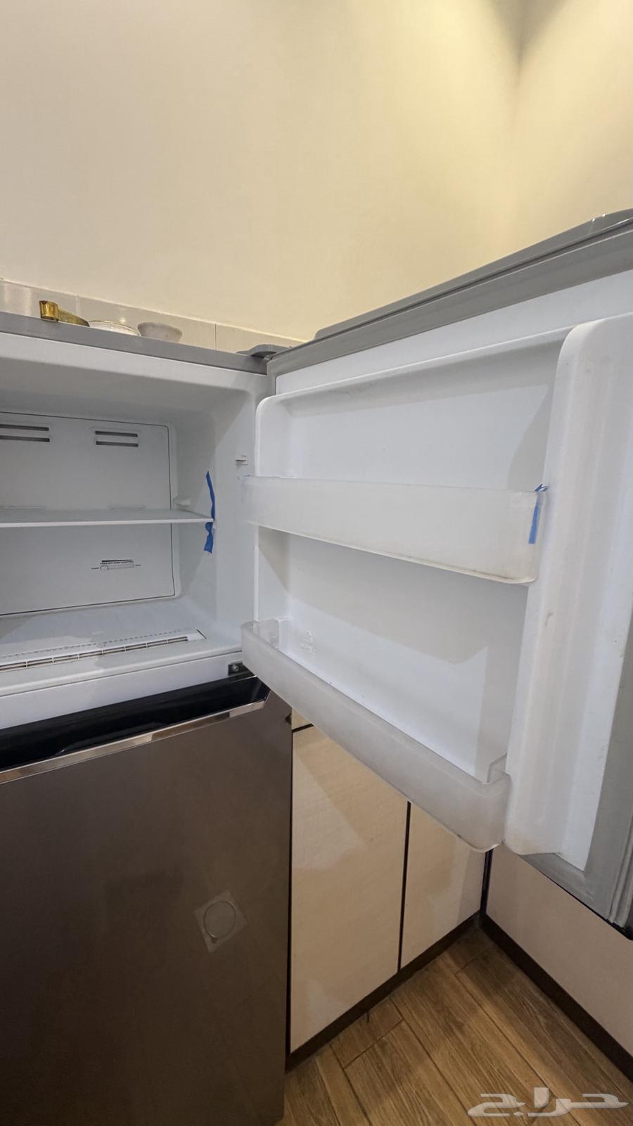 ثلاجة وميكرويف وبوتغاز وطاولة مع كراسيها للبيع64606910084993114