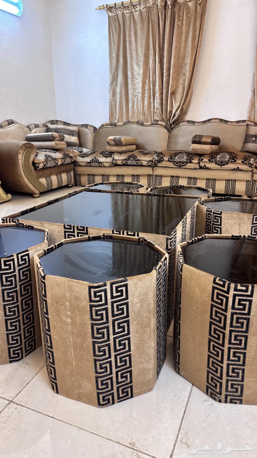 كنب كبير للبيع مع الطاولات والستاير للبيع المستعجل64612102874881111