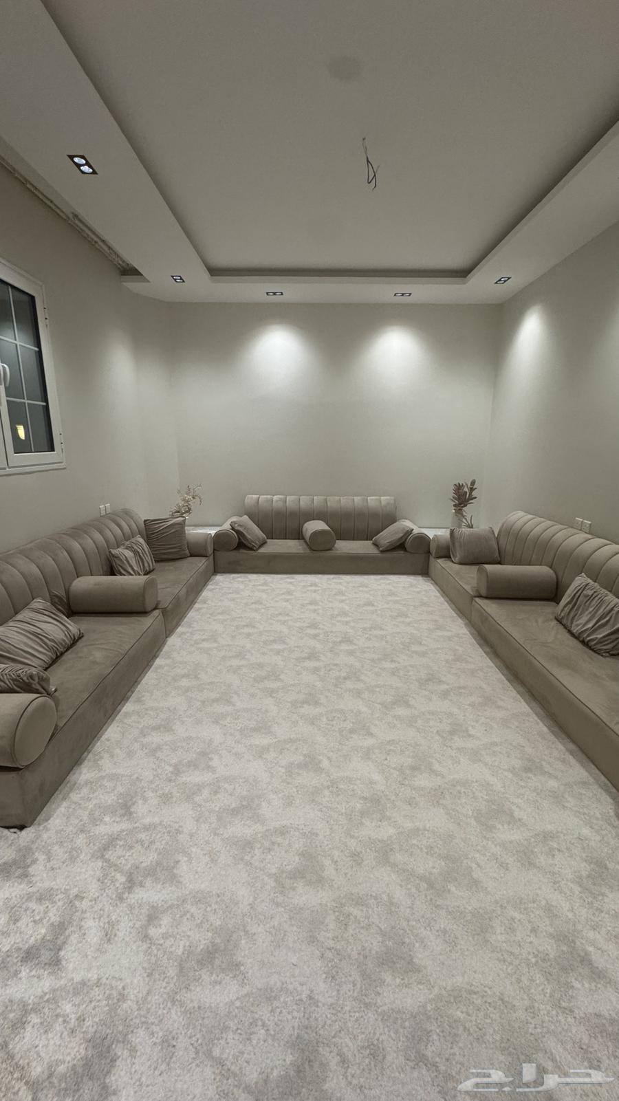 كنب أرضي جديد ونظيف للبيع مع الطاولات والستارة والسجادة64611229691265111