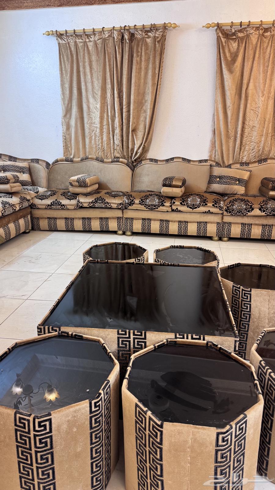 كنب كبير للبيع مع الطاولات والستاير للبيع المستعجل64612102874881112