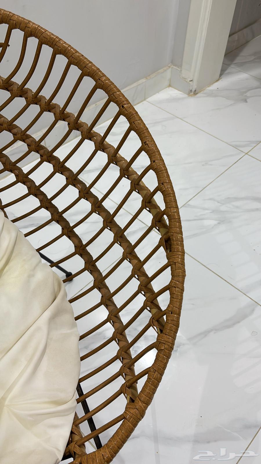 كرسين خشب مع مخدات بيضاء64614534454147111