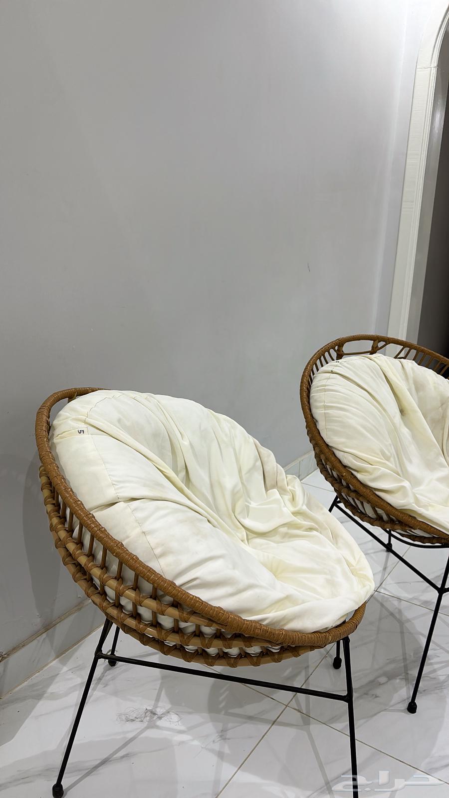 كرسين خشب مع مخدات بيضاء64614534454147113