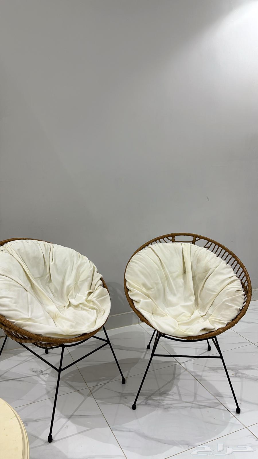 كرسين خشب مع مخدات بيضاء64614534454147112