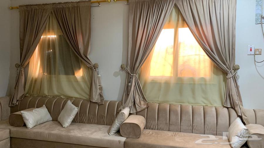 السلام عليكم عندي كنب للبيع معا الطاوله64614584104707111