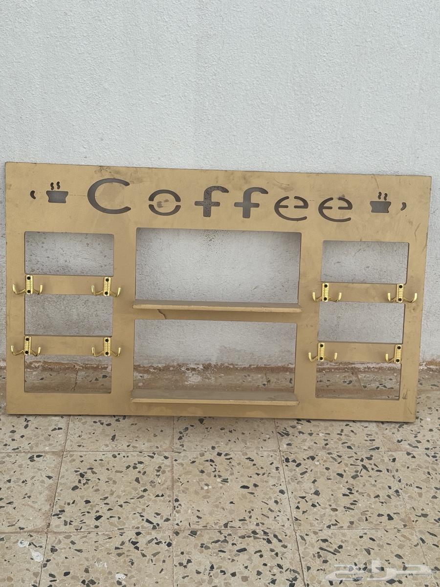 طاوله خشبيه ومعلاق لركن الكوفي وسرير مولود من خسف جديد64613165970946112