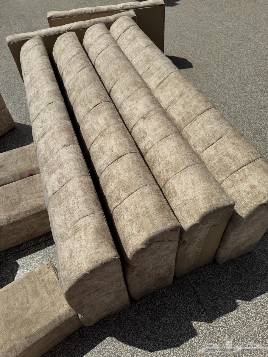 جلسة لونها بيج خلفيتها خشب64609423380483111