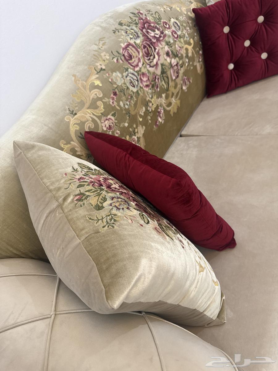 كنب شبه جديد مع الستاره والطاولات والسجاد64611192177410113