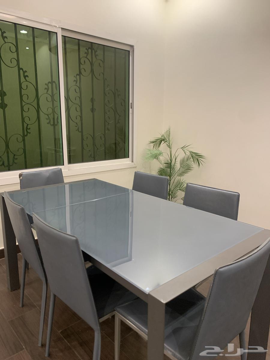 Dining table with 6 chairs in excellent condition64613925200769110