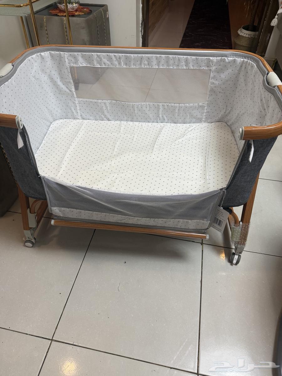 سرير اطفال يفتح على جهه الام شبه جديد64606204356098112