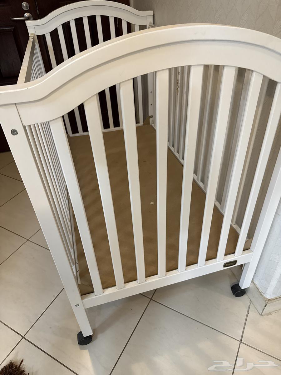 السرير استخدام نظيف وشبه جديد. لونه ابيض  وماركه جونيوز64612301495042110