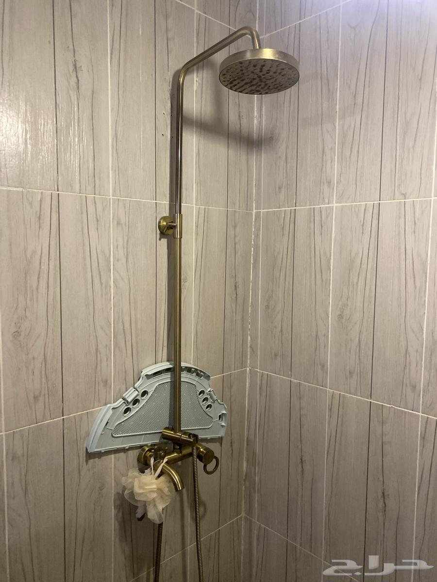 Two-bathroom set with sinks, showerheads, tissue boxes, and mirrors64610256541827114