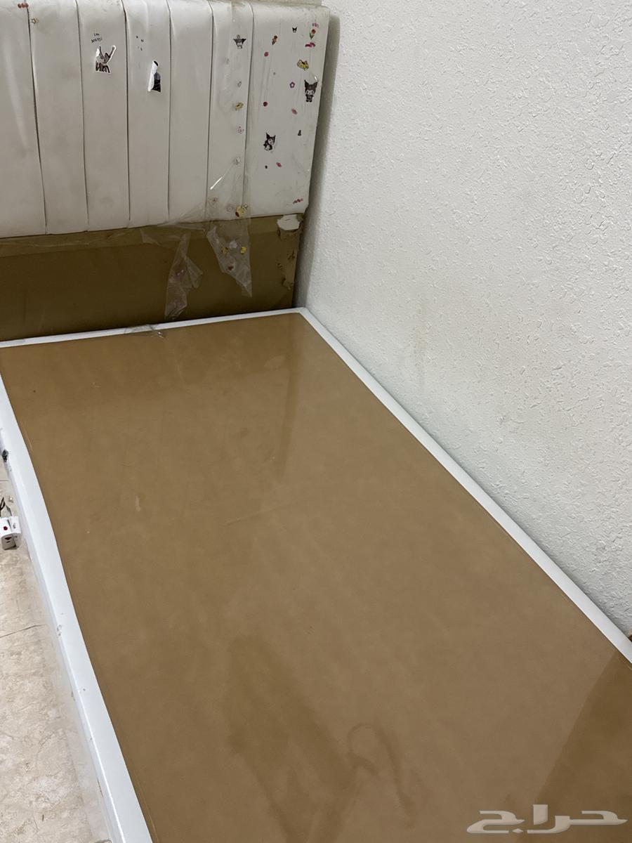 ثلاثه اسره نفر شبه جديده بس الواجهه خربت64611980034945110