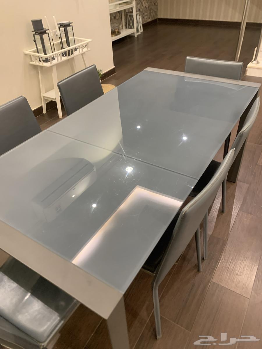 Dining table with 6 chairs in excellent condition64613925200769111