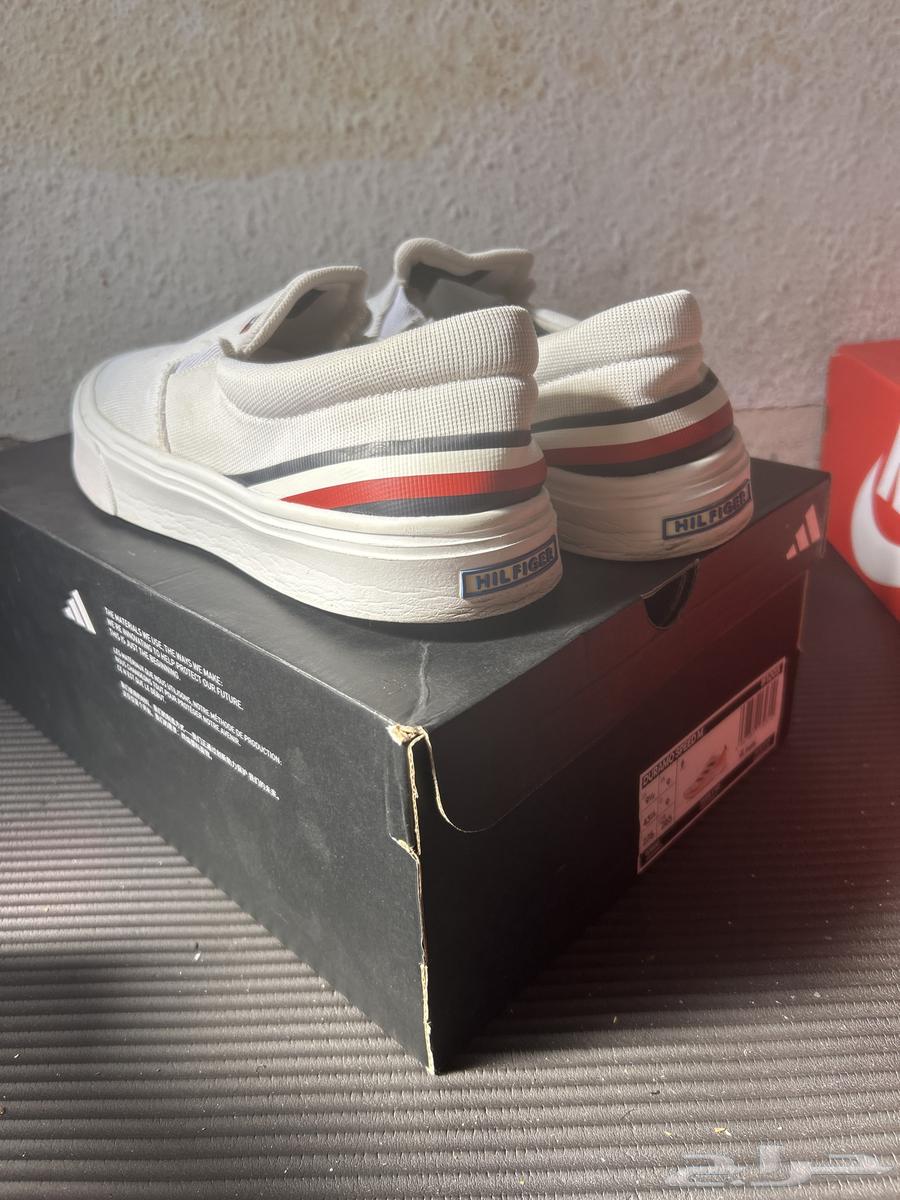 جزمه TOMMY HILFIGER اصلي مقاس 40 للجنسين مستعمل لكن نظيف64610542954754111