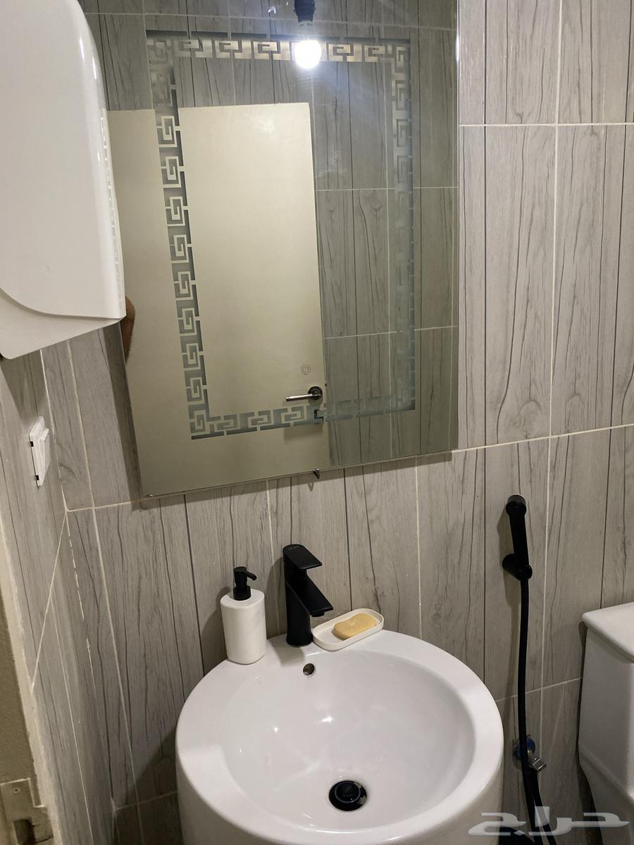 Two-bathroom set with sinks, showerheads, tissue boxes, and mirrors64610256541827113