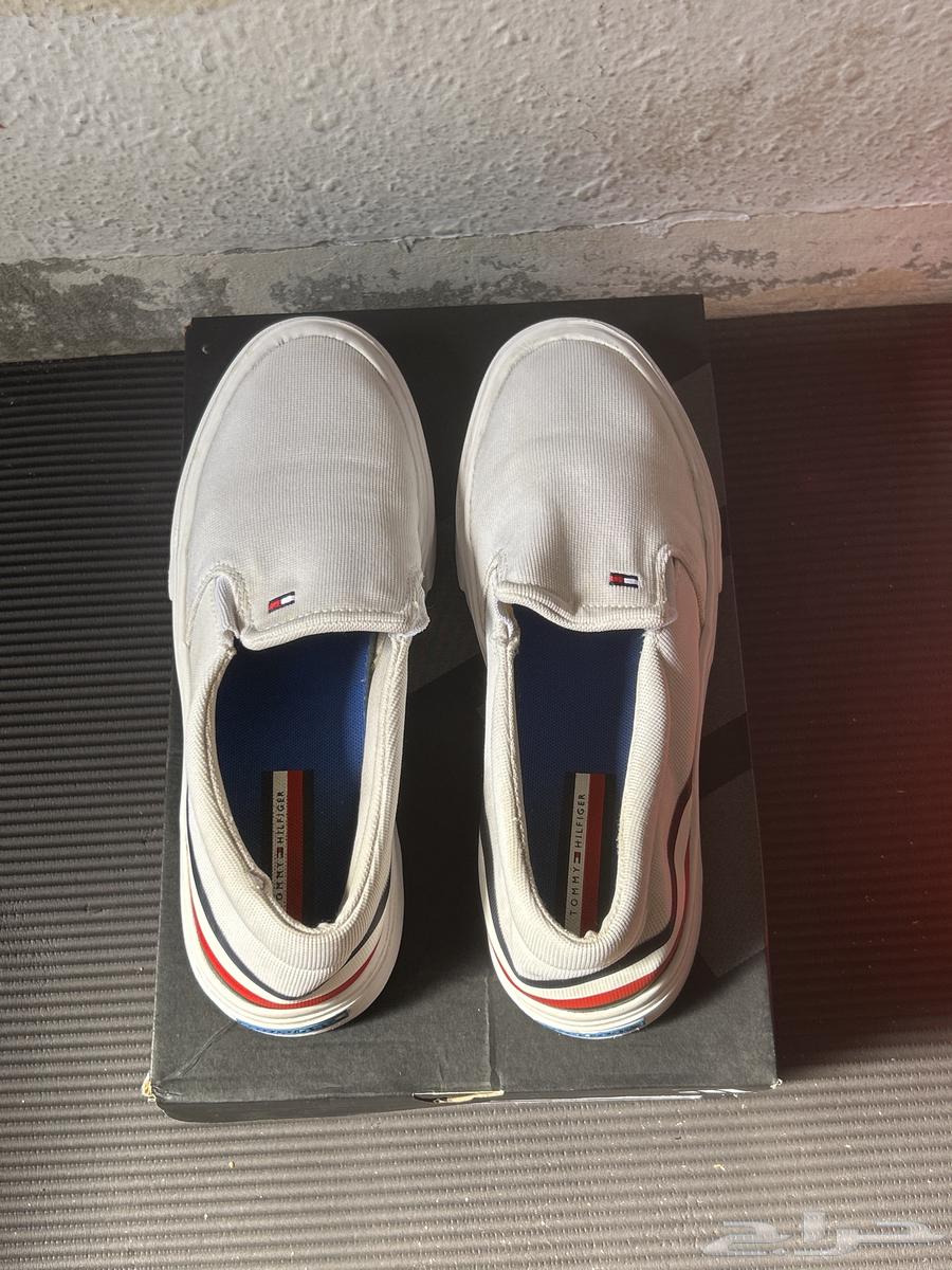 جزمه TOMMY HILFIGER اصلي مقاس 40 للجنسين مستعمل لكن نظيف64610542954754114