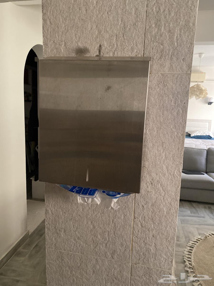 Two-bathroom set with sinks, showerheads, tissue boxes, and mirrors64610256541827112